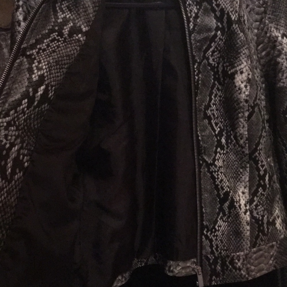 Snakeskin like Jacket - Picture 3 of 8